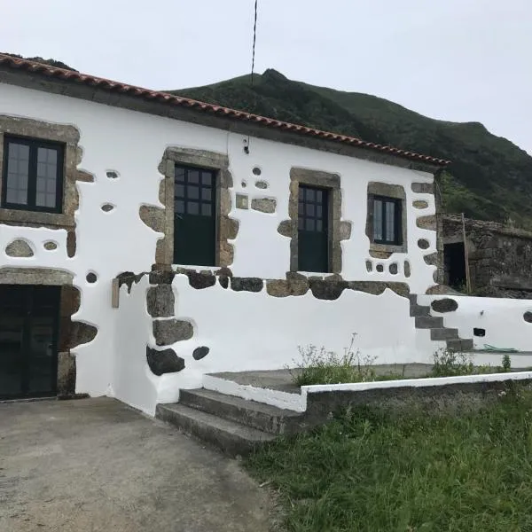 A casa do Tí Mendonça, hotel in Lajes das Flores