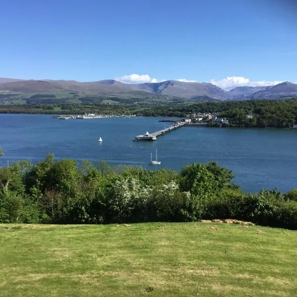 Coed y Berclas guest room, wonderful view: Llandegfan şehrinde bir otel