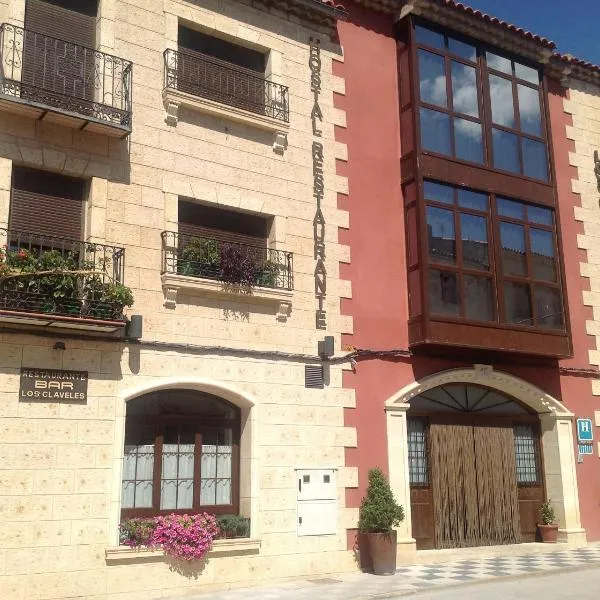 Hostal Los Claveles, hotel in Priego