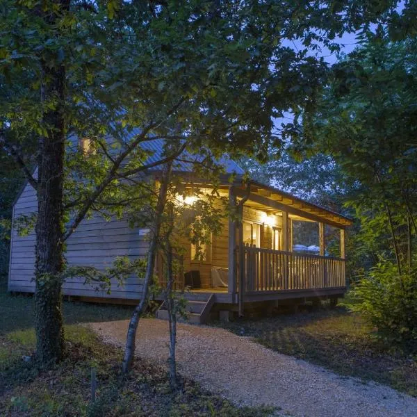 Chalets de vacances Castelwood, hotel v destinaci Biron
