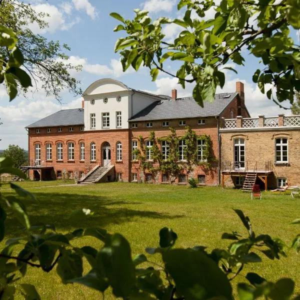 Gut Pohnstorf, hotel in Jördenstorf