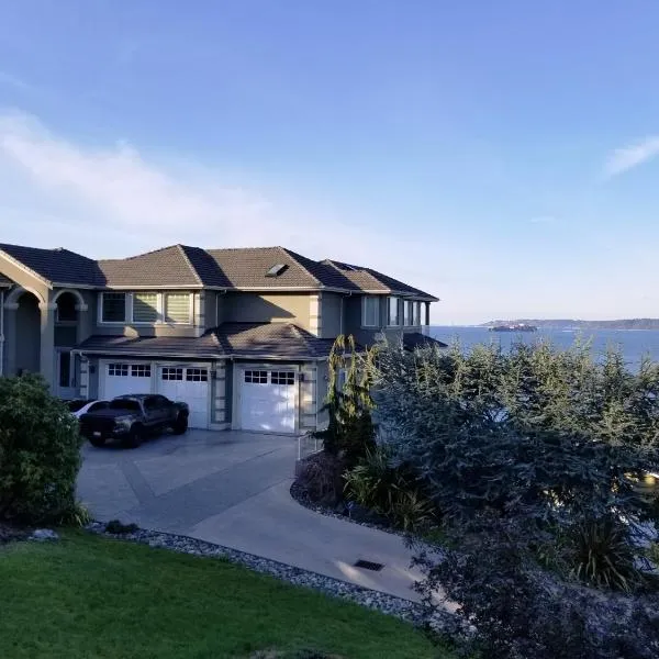 Redondo waterfront house with a private room, hotel v destinaci Federal Way
