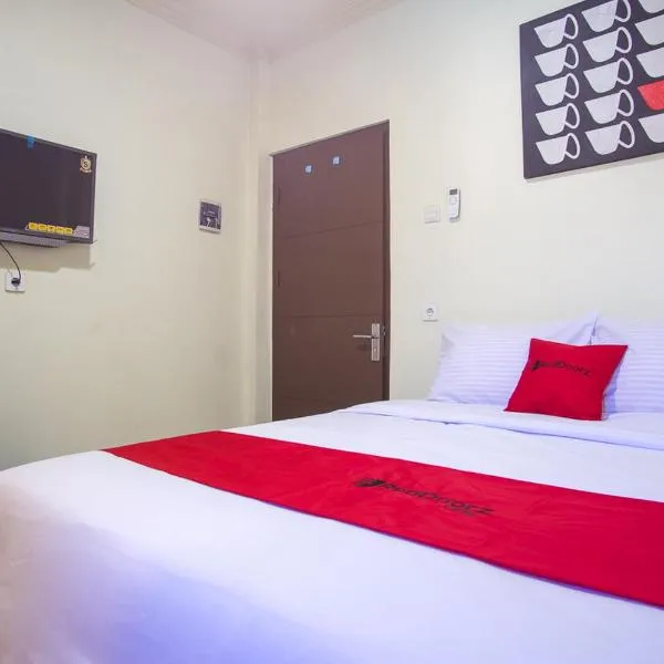 RedDoorz near Taman Kota Ternate، فندق في تيرنيت