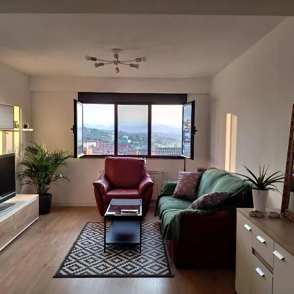 Apartamento LOS VEGA- parking privado, hótel í Santullano