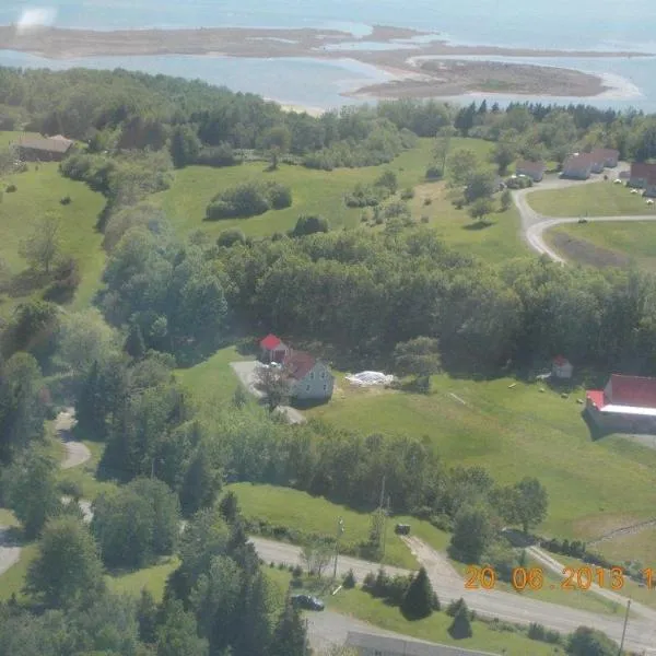 Chisholms of Troy Coastal Cottages, hotel in Aulds Cove