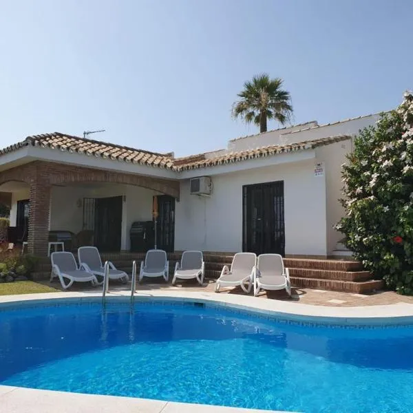 Sea view villa with pool, near beach in Calahonda, Marbella area, hotel in Mijas