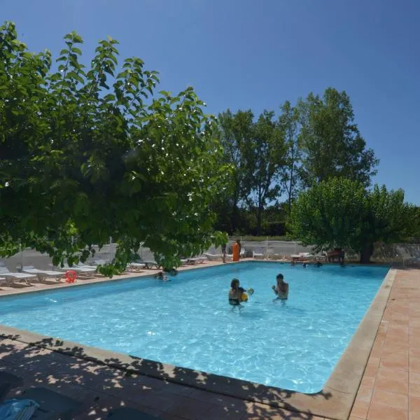 Camping La Combe, hotel v destinaci Barjac