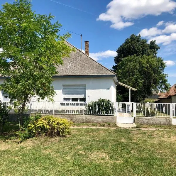 Dancz Home, hotel in Lajoskomárom