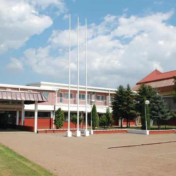 Holiday Park CFK, hotel in Feketić