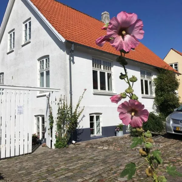 Hyggelig lille lejlighed, hotel v destinaci Ebeltoft