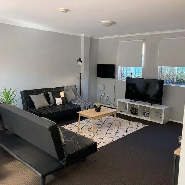 Cozy 3BR Townhouse in Liverpool CBD with parking, hotel v destinaci Liverpool
