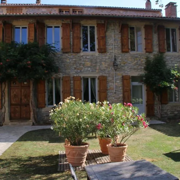 Les Tilleuls, hotel v destinaci Saint-Georges-de-Luzençon