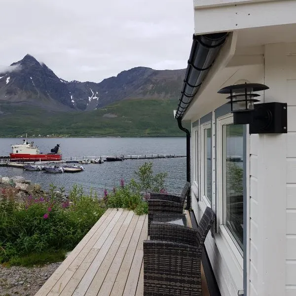 Captains Small House, hotel di Skjervøy