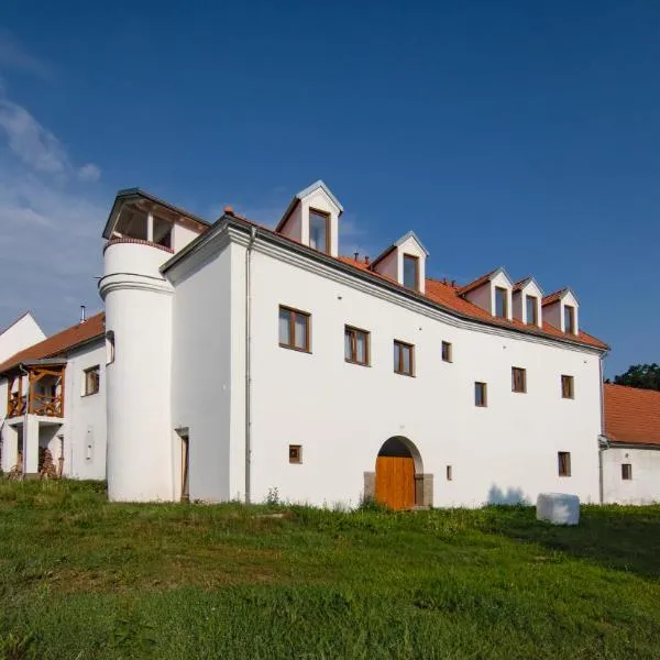 Residence Tvrz Skočice, hotel in Tourov