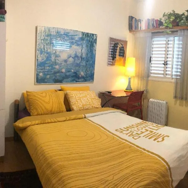 Comfortable quiet room with a private bathroom in shared apartment, hotel di Tel Aviv