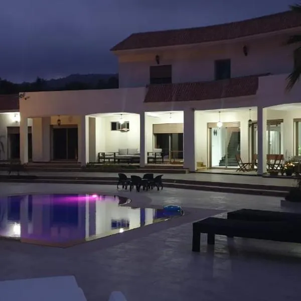 Villa blanche piscine chauffée, hotel in Imouzzer des Ida Ou Tanane