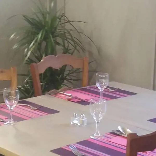 Hôtel Restaurant Du PONT D'ABENSE, hotel v destinaci Tardets-Sorholus