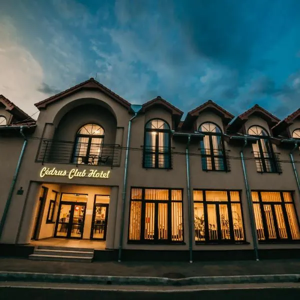 Cédrus Club Hotel, отель в городе Balassagyarmat