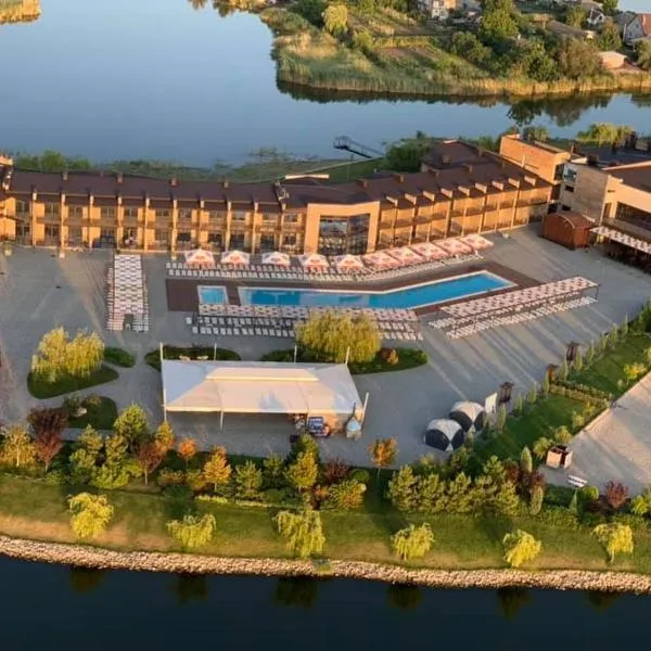 Ostrov River Club, hotel en Pidhorodne
