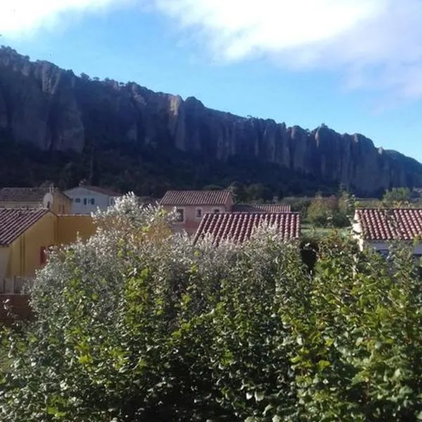 meublé 40m2 classé 2 étoiles. Lumineux les Mées 04190, hotel v destinácii Les Mées