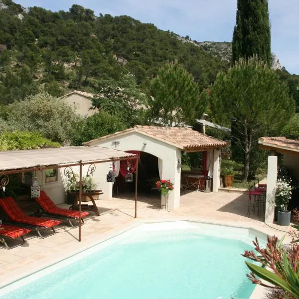 La Campanette en Luberon -Piscine privée: Cheval-Blanc şehrinde bir otel
