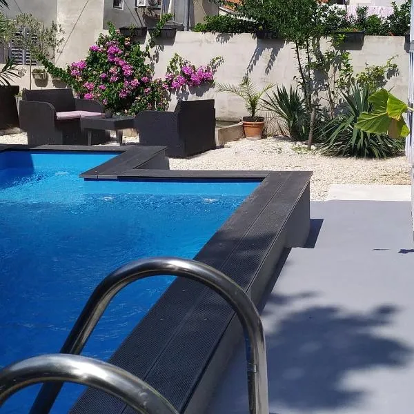 Captain Emo City Apartments, ξενοδοχείο στην Πούλα