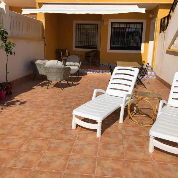 APARTAMENTO CON TERRAZA 50M2，500M A LA PLAYA, hotel en Arenales del Sol