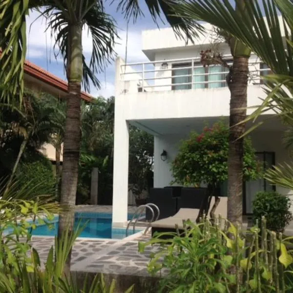 Mae Phim -Beachfront living in a villa with a private pool !, hotel in Ban Tha Fat