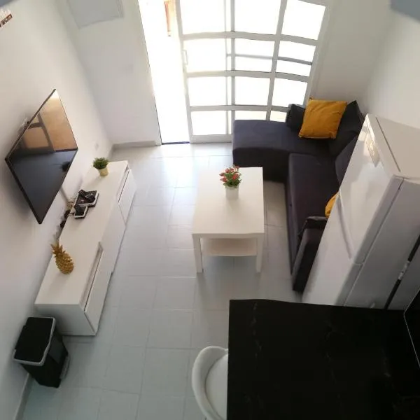 bungalow with terrace near the beach, hotel in San Bartolomé
