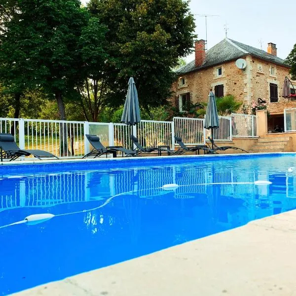 La biche au bois piscine chauffee jacuzzi – hotel w mieście Cazals