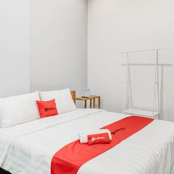RedDoorz Plus near Taman Ismail Marzuki, hotel v destinaci Jakarta