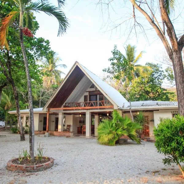 Casa Cecilia Beach Front, hotel in Santa Teresa Beach