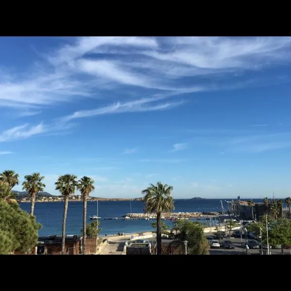 Bandol, vue panoramique sur la mer, la plage, le port, hotel in Bandol