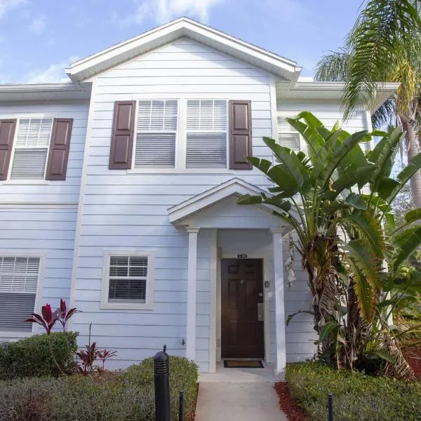 2956 Lucaya Village - Gorgeous Four Bed Condo Close to Disney Area, hotel in Kissimmee