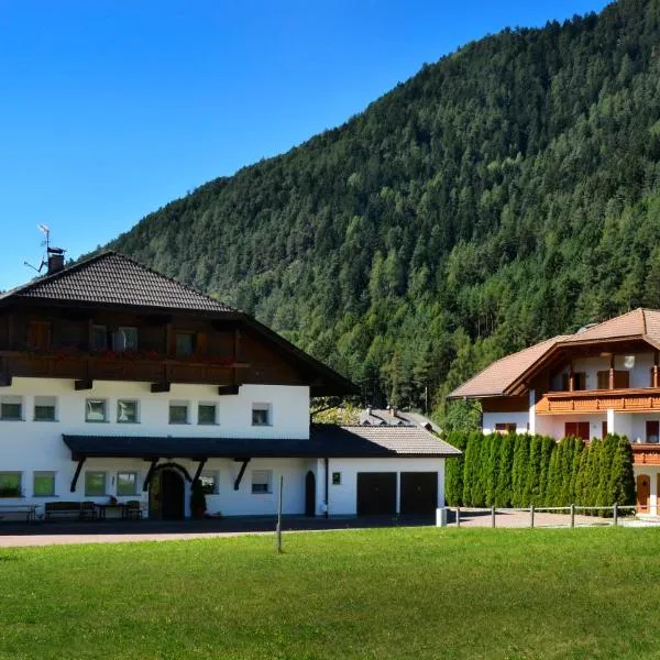 Pension Pichler, hotel v destinaci Chienes
