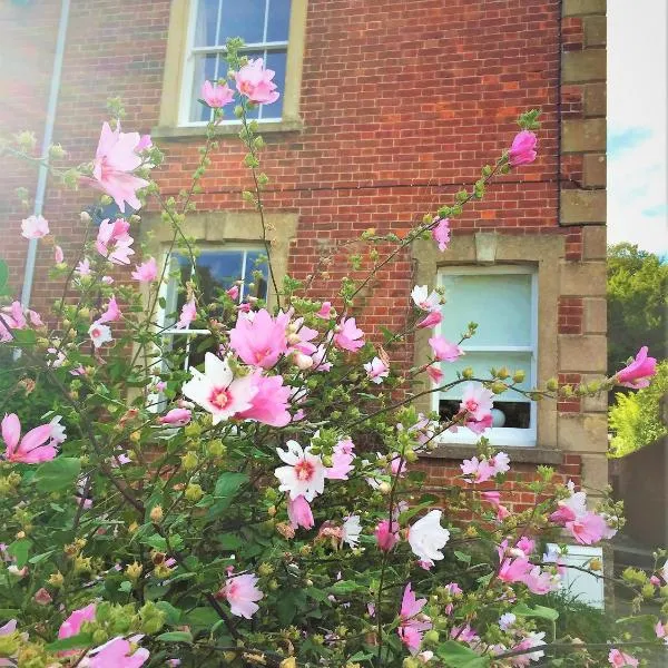 Bridport Garden Suite, hotel in Burton Bradstock