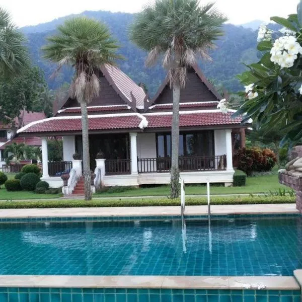 Gardenia Oceanfront Villa, hotel in Laem Ngop