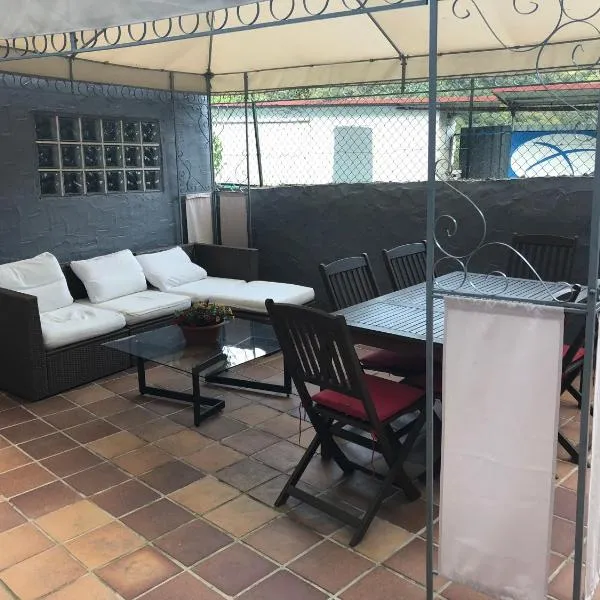 Apartamento con terraza y chimenea, hotel in La Rebollada