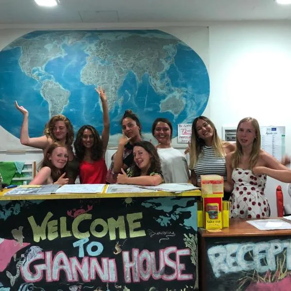 Gianni House Backpackers Hostel, hotel v destinaci Giardini Naxos