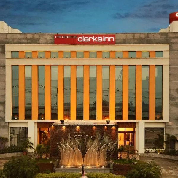 M B Greens Clarks Inn, hotel en Morādābād