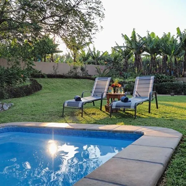 Poinsettia family Cottage, hotel in Hazyview
