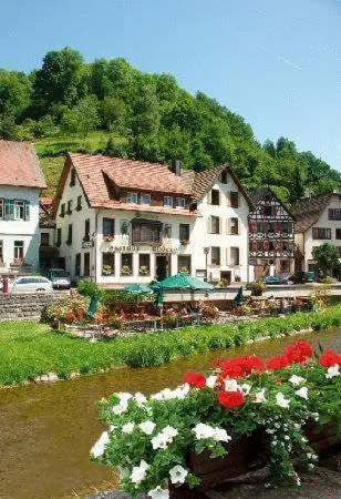 Zur alten Brücke, hotelli kohteessa Schiltach