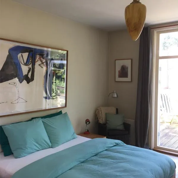 Bed & Breakfast Leonie, hotel v Haagu