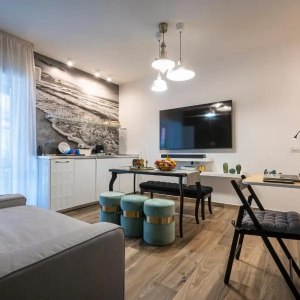 Alga 5-Star Boutique Apartment Steps from the Sea, hotel u gradu 'Martinsicuro'