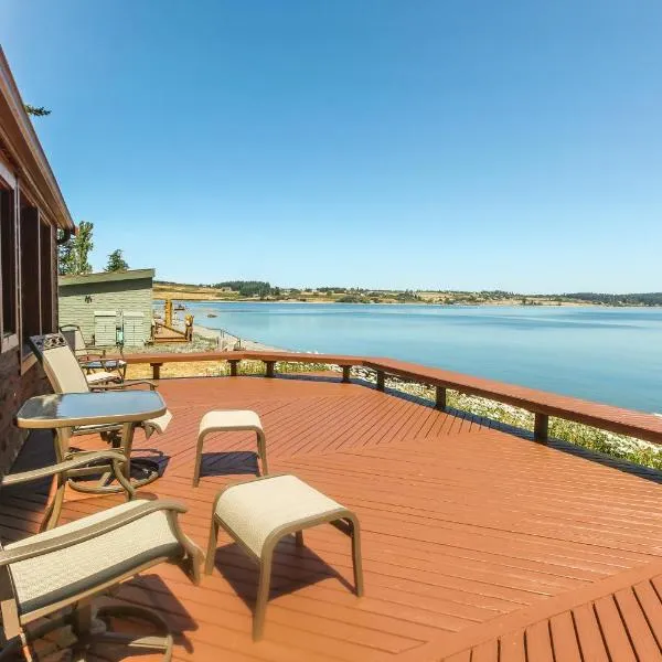 The Cabin At Penn Cove, hotell i Coupeville