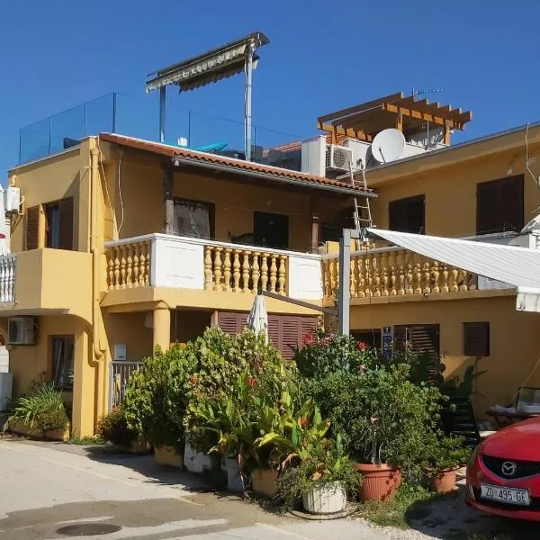 Apartmani More – hotel w mieście Posedarje