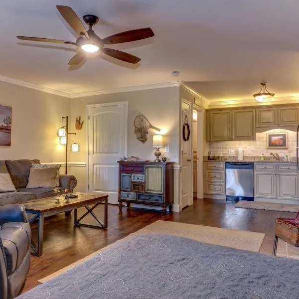 Little River Loft & Riverfront Gem, hotel v destinaci Townsend