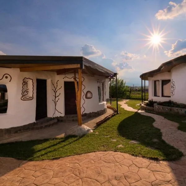 Cob Village, hotel in Pleşcoi