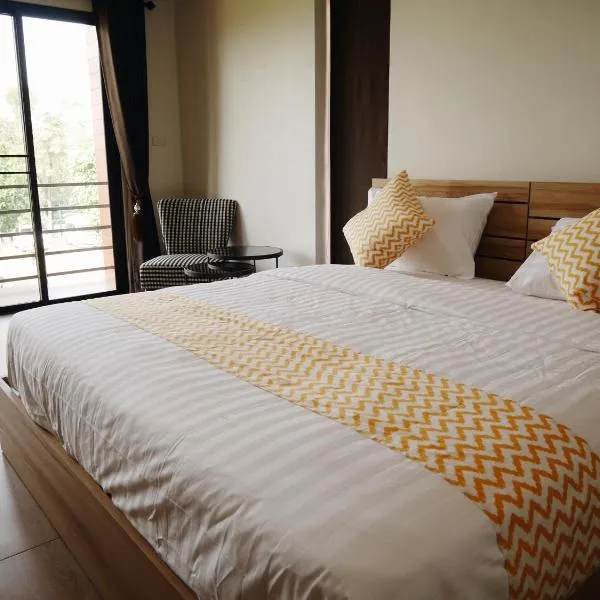 บ้านเพลิน, hotel v destinaci Nakhon Sawan