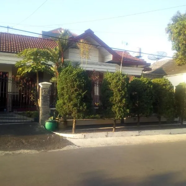 Nusin 54 Homestay, hotel in Malang